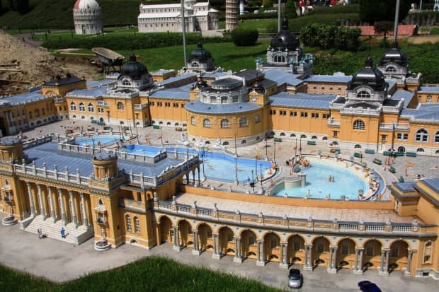 Over the centuries complete reconstruction of the swimming pools with water filtering and circulation units were added. With room for everyone the bathing suites separate for ladies and gents are equipped with high standard modern equipment.