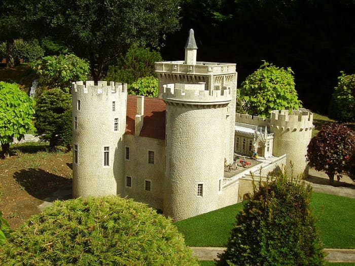 Château Guillaume. Perhaps in memory of Eleanor Duchess of Aquitaine (1122-1204) Chateau Guillaume is also called the Castle of Eleanor of Aquitaine, one of the most powerful women in Europe during the High Middle Ages.