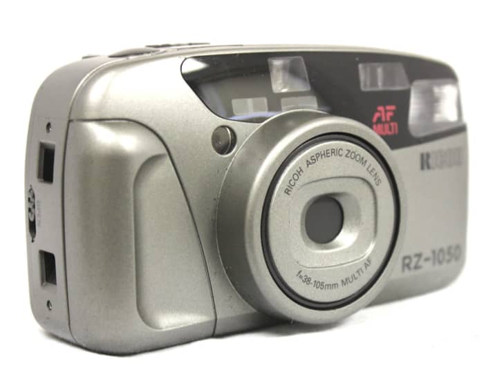The flash shooting range was to ISO100 –SIO400 with auto-focus shooting. You could have panorama pictures, and this model had a self-timer. The power source for this model was a 3V lithiumX2 batter.