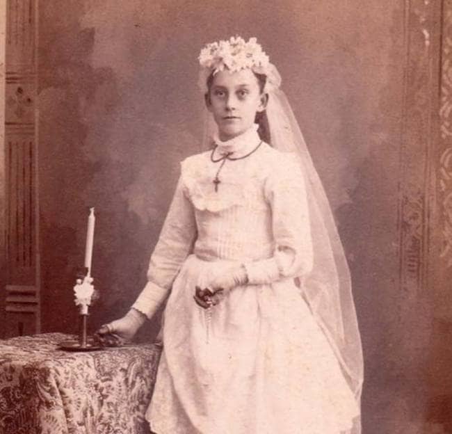 A creepy example of a very good post-mortem. Clues that the subject is deceased is the discoloration occurring in her hands and unnatural position of her fingers.