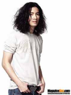 Arak Amornsupasiri plays the male lead role Q in this movie. The vocalist of a band who humiliated Big and rejected Kerr back then. He then became a cupid.