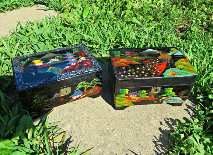 These oriental designed lacquer boxes were made in the late 1940s and early 1950s. These Japanese jewelry boxes were very popular in the United States in the1950s, and one of them was my sister's, it was a gift from her Uncle.