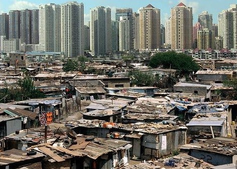 The disparity between the rich and poor in India. All that's missing is a 50-meter wall to separate the two...