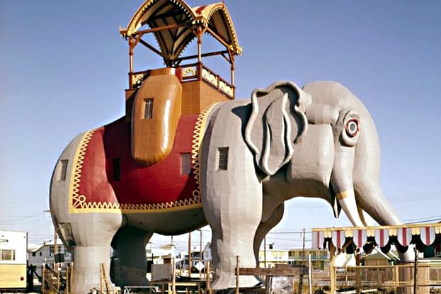 Lucy the Elephant, New Jersey is 19.7 m (65 ft) high, 18.3 m (60 ft) long and 5.5 metres (18 ft) wide. It weighs about 90 tons