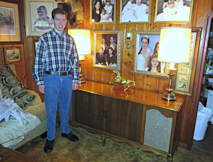 The length 73 inches, width 31 inches and height 20 inches. The Kingston Model K1523 was a Texas size beauty.