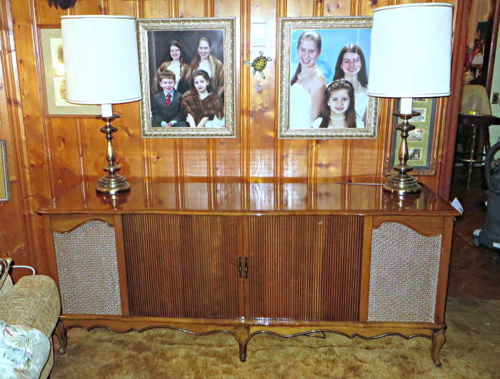 Curtis Mathes, 1960 The Kingston Model K1523, High Fidelity Combination Television, AM/FM Radio Stereo, and Deluxe Curtis Mathes turntable ... The ultimate in high fidelity performances, custom cabinetry, majestic French provincial styling; this mode