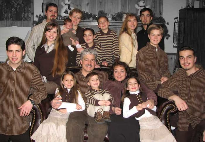 There are those who adamantly assert the more children,the BETTER.They have an idealistic, even idyllic view of large family life.They even feel that the large family is THE IDEAL family.They maintain that one must have as many children as possible.