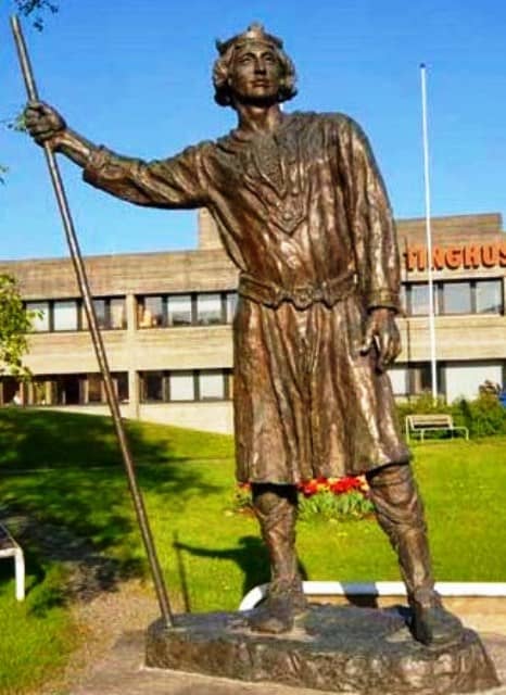 Statue of King Magnus 'the Good', first of that name to mount the throne after his father was killed at Stiklestad. Did Magnus earn the attribute? His agreement with Harthaknut Knutsson on the succession in England led to his uncle Harald's invasion