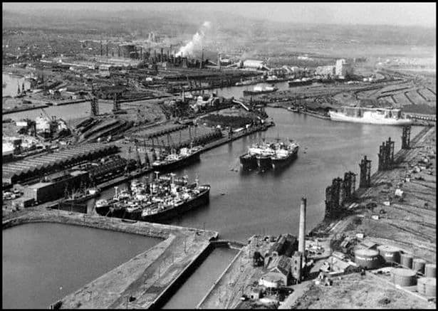 Aerial view of Alexandra Dock in the 1950s with coal handling facilities on the bottom right and centre left. Hull was at a disadvantage in being located in a largely flat area, unable to use high level hopper staiths