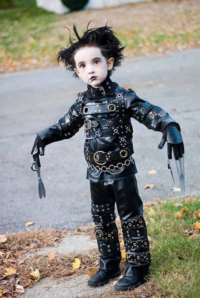 Who wouldn't love to be Edward Scissorhands? You can just stick your hand in the bag and stick a piece of candy on each scissored finger!