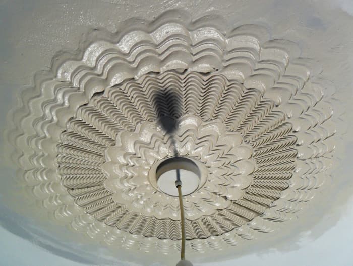 This floral design was crafted using 3 texturing comb tools plus texture material. The outer edge was designed with a 10" Rose comb, then stepped down to a 6.5" Standard comb. Finally a 3.5" Rose comb completes the effect