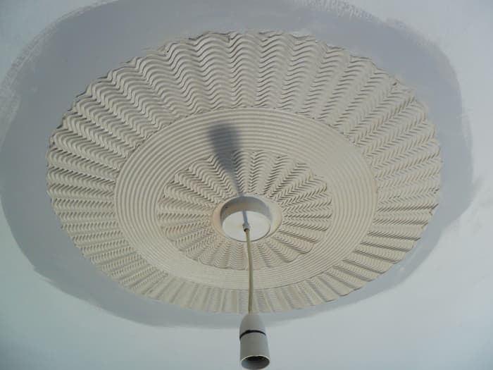 This beautiful effect surrounding the center light fitting was created using a set of 3 Standard comb tools