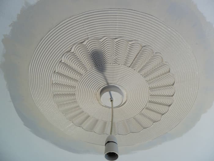The outer edge lines are smooth. A 10" Standard comb was drawn around the fixture once the texture was added. Then a 6.5" comb made the flower middle. The 3.5" Standard comb tool finishes the effect