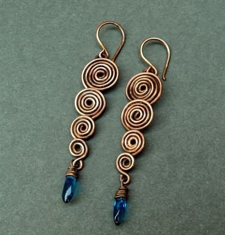 Although these beautiful earrings may seem complicated to make, they really are quite easy and I think a beginner could make these with no problem. (Click the 'Visit' button underneath the picture on Pinterest to see the tutorial)