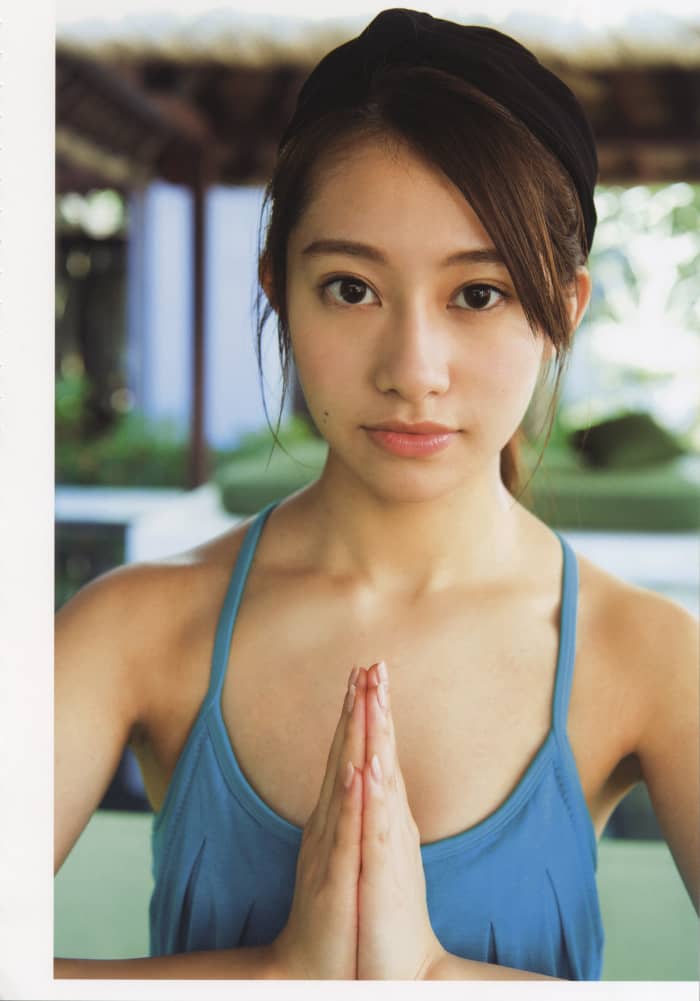 It seems like Reika Sakurai is praying. She looks a little bit like a younger Atsuko Maeda but she is still very beautiful!!