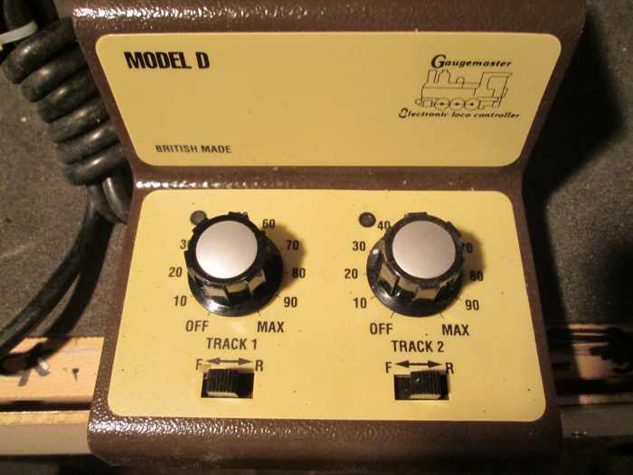 The 'simple' dual controller for use on the 'Down' end of the layout from fiddleyard Unit 1 ('Bloomfield' mail order depot, siding on Unit 2 and 'cripple' siding on Units 3-4