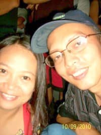 Cousins-in-Crime ...Ning and Ino (aka travel_man1971) taking a refresher while hearing mass at the jam-packed facade of Naga City Cathedral