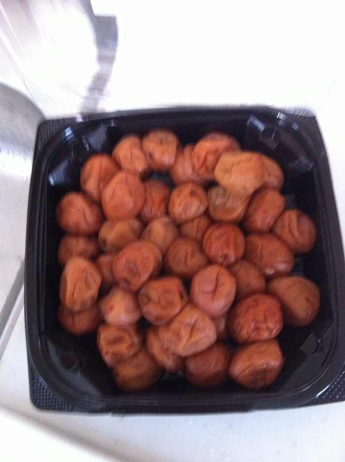 These sour plums still have their seeds. But once they have been smashed and rubbed into the strips of beef that is to become my biltong, the seeds will become irrelevant.
