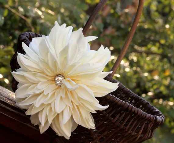 Very chic flower girl basket. The silk flower has a beautiful jewel in the center for a tiny bit of sparkle.