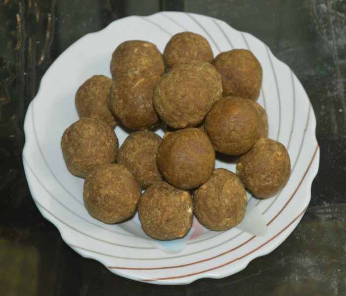 Whole chickpea flour jaggery balls (idi kadale hittu bella unde)