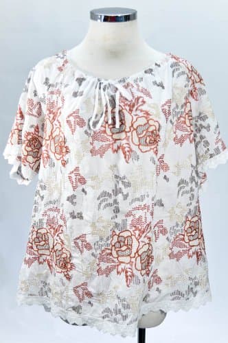 A simple peasant blouse with a pencil skirt is a god way for a short curvy girl to add the bohemian look to her wardrobe.
