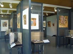 There are permanent and temporary exhibitions held in Cassinomagus visitor centre explains and displays the archeology discoveries
