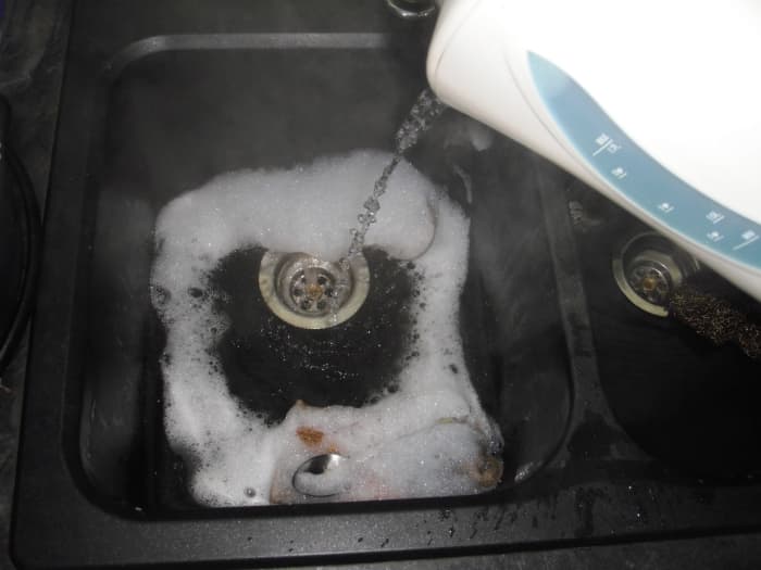 Once the sink is empty, flush it with hot water and a kettleful of boiling water to melt congealed soap scum or fat mass.