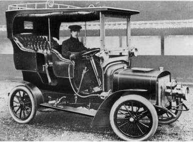 One of the first domestic made cars were already sophisticated machines, like this Yoshida Takuri from 1907. It was the first domestic, gasoline-powered automobile built in Japan.