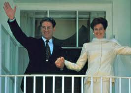 The 'President' and the First Lady (Kevin Kline and Sigourney Weaver) on the White House balcony wave to the crowds on the lawn below