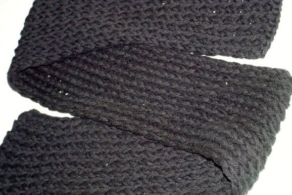 Black scarf done with the figure 8 wrap on the pink Knifty Knitter loom. TWO strands of Peaches N Creme worsted weight cotton yarn were used. This is the same scarf as the purple one above, done with black yarn instead.