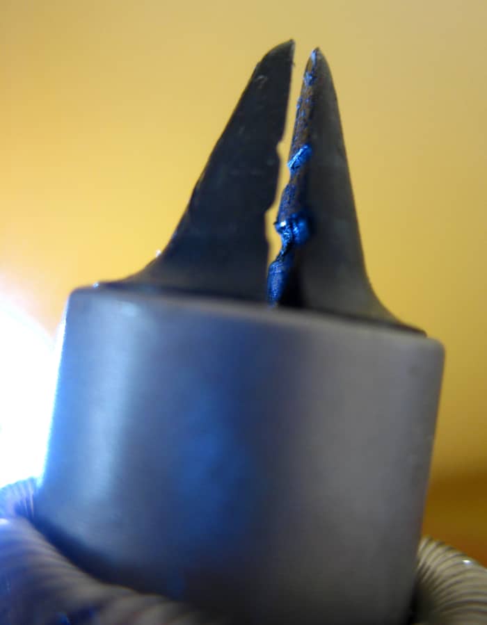 The pockets machined into the jaws assist in locking small or large hooks into the jaw, reducing the chance of overtightening and damaging the jaws.