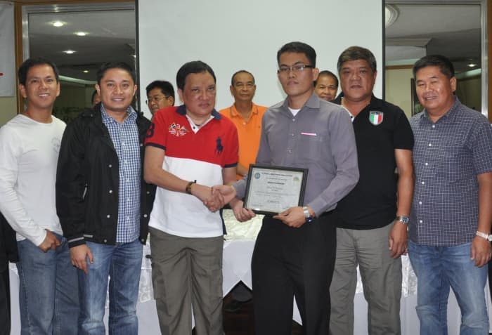 Las Piñas City Mayor Vergel ‘Nene’ Aguilar (3rd, left) congratulates Dennis Magallanes, 10th placer in the May 2011 Certified Public Accountancy Board Exam and 20 others.