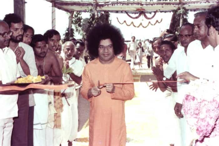 Inaugurating the Sathya Sai Institute of higher Learning. How Swami looked in the 1980s - the settings of this episode.