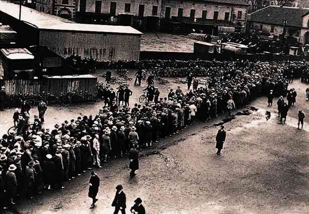 A long line of unemployed Germans trying to get work in the climate of vast unemployment between 1929-1933.
