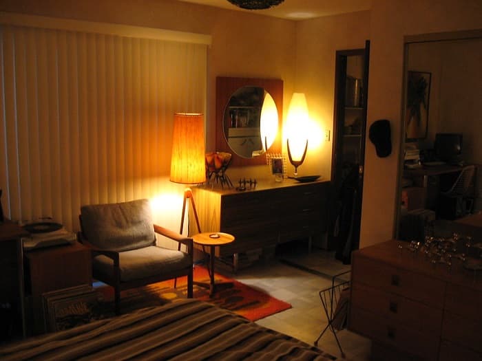 Features of mid-century style bedrooms are straight lines, geometric forms, bold colours, and simple off-the-floor furniture (floating) with straight legs.