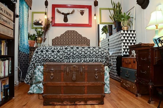 A truly masculine space decorated in a rustic eclectic style. This men's bedroom design is typically filled with prized treasures of great importance to its occupant. Small space, with a stylish setup