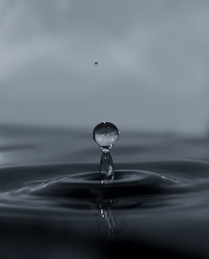 Shown here is the liquid form of H20, however if it were ice or steam, the fact would remain: it is H20.