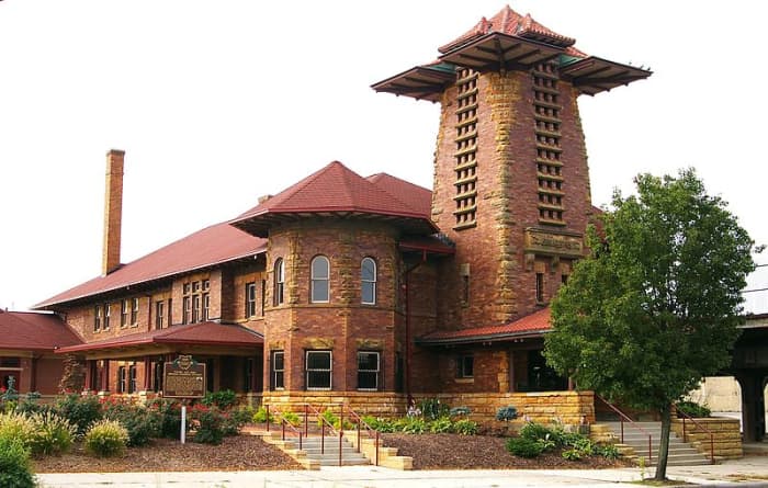 Toledo and Ohio Central Railroad station, 1895–1930. Now a historic landmark at 379 W Broad St, Columbus, OH 43215.
