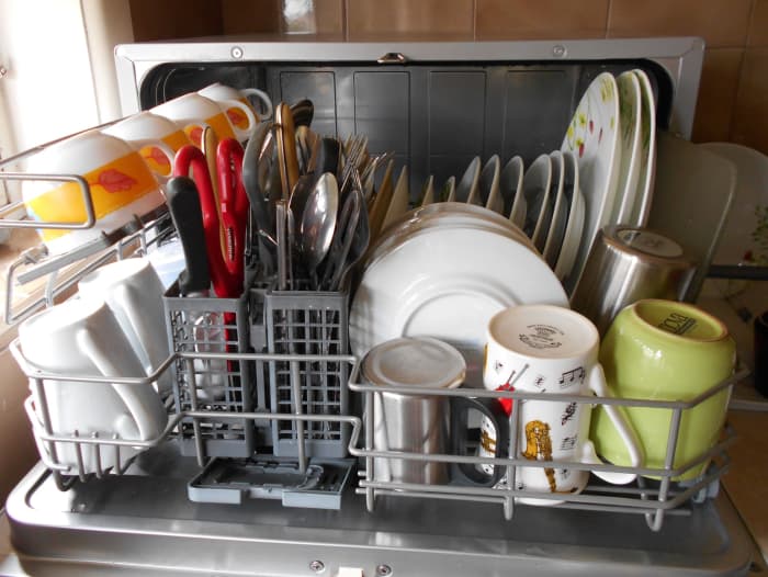 This benchtop dishwasher has a place setting of 6. Plenty of dishes and cups can be washed in one full load.