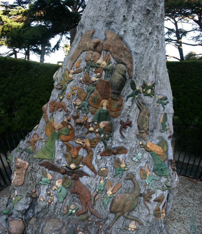The Fairies tree in the Fitzroy Gardens, Melbourne. Sculptored by Ola Cohn 1931-1934. Photo by Wiki Media user Ausxan