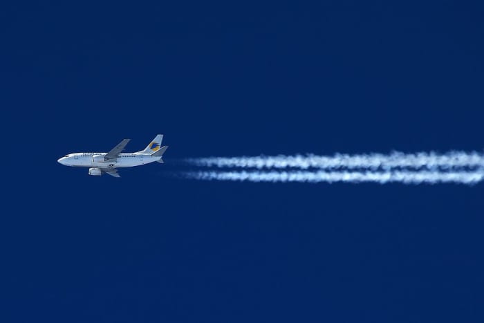 The most used airplane is this Boeing 737. It comes in several types. How much air does an airplane use?