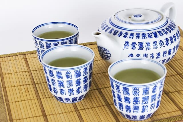 Green Tea's powerful antioxidant properties can help with many health issues... weight loss, detoxing, and reducing bloating. And there are many more benefits we've only just recently come to realize.