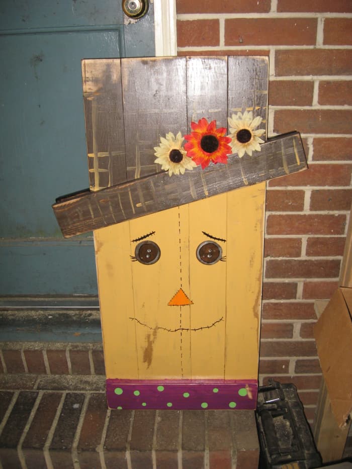 Learn how to make your own fall decor, including this reversible wooden scarecrow/snowman!