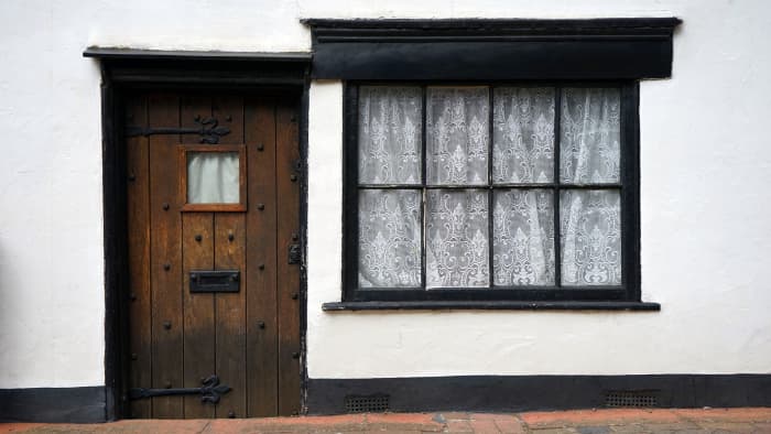 This photo symbolizes the kind of old house that the great grandparents of Inspector Gadget are living in.