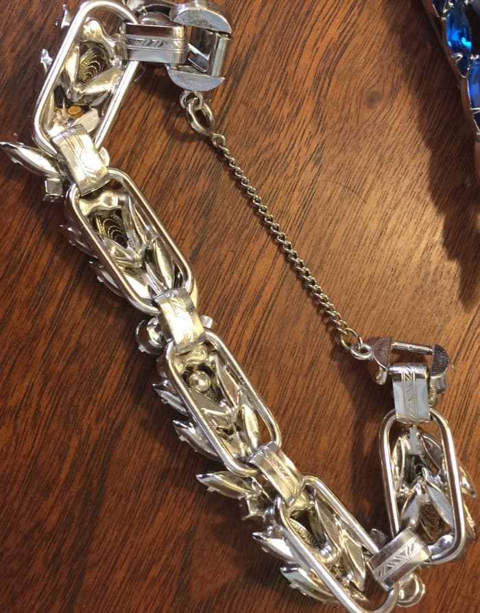 Note the 5-link construction on the back, and clasp marked with feather design, indicative of "Juliana"