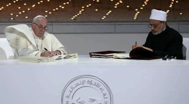 Pope Francis (L) and Grand Sheik Ahmed al-Tayeb, the head of Al-Azhar, the Sunni Muslim world's premier Islamic institution Sign a historic declaration of peace