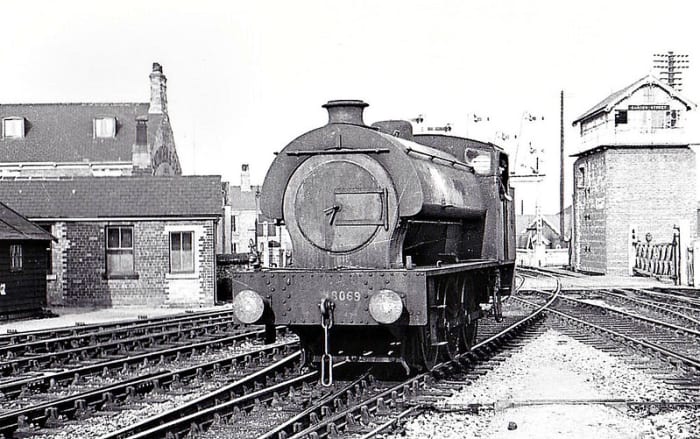 Riddles also designed these six-coupled engines classified by the LNER as J94 when bought from the War Department. Many were allocated to Darlington. 8069 was built by Hudswell Clarke, seen here at Grimsby in northern Lincolnshire