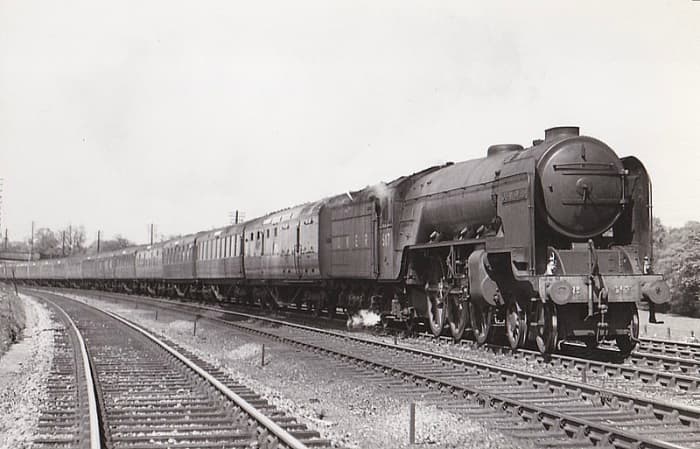 Class A2/3 No. 517 'Ocean Swell' was one of the newly configured Class V2 2-6-2
