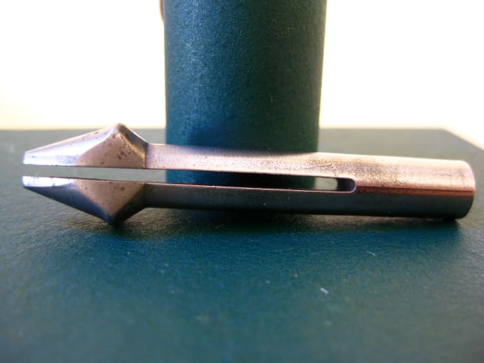The Omni jaw, pictured here has a hook size rating of 2/0 to 18. The conical shape of the rear part of the jaw is pulled into the funnel shaped opening of the assembly tube forcing the jaws to close tightly.