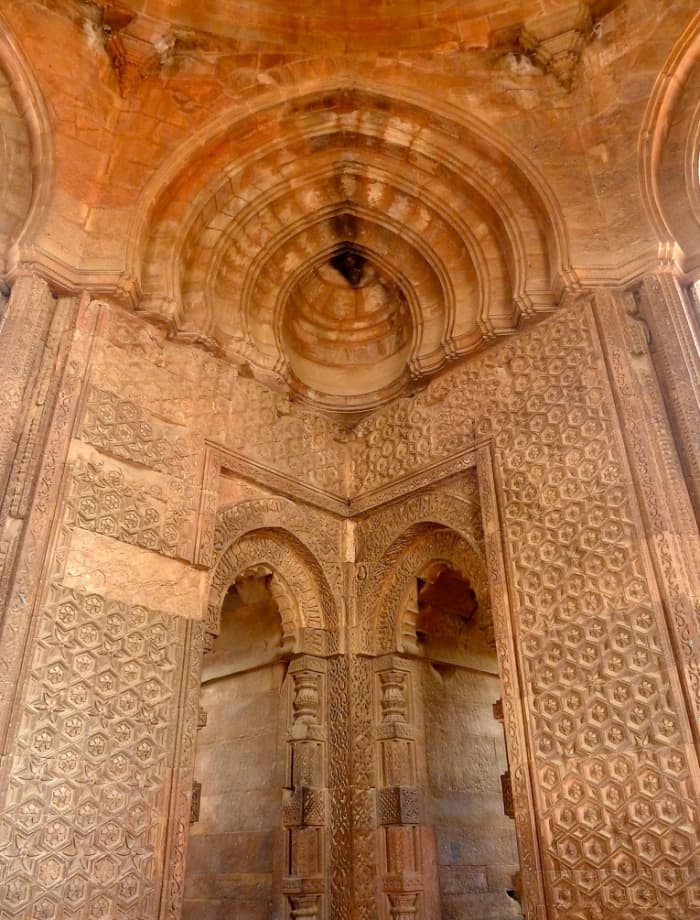 The new idea of the true arch replaced the corbel arch. For example, conquerers began construction of the Quwwatu'I-lslam (Might of Islam) mosque in 1192, after the capture of Delhi by Qutbu'd-Din, 1198 in six years.